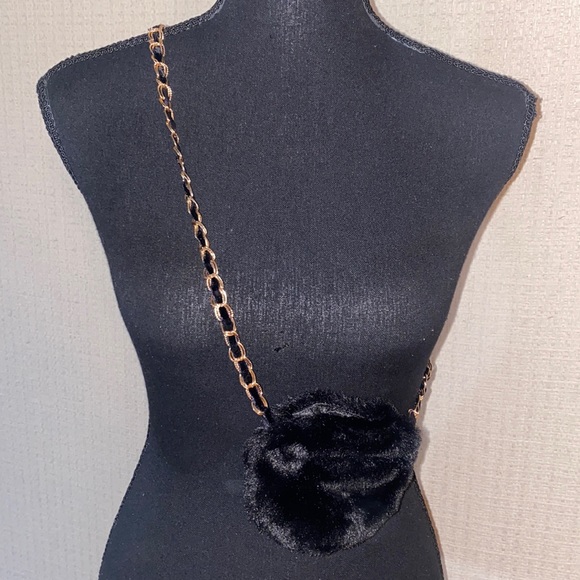 Beautees Knitworks - Gold Chain Fashion Faux Fur Purse / Necklace - Picture 3 of 8